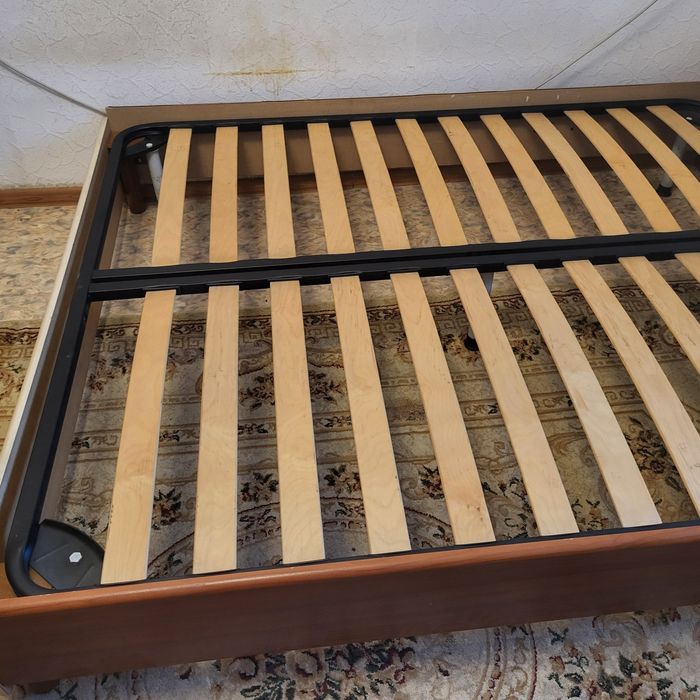 Продам 2 спальнюю кровать.