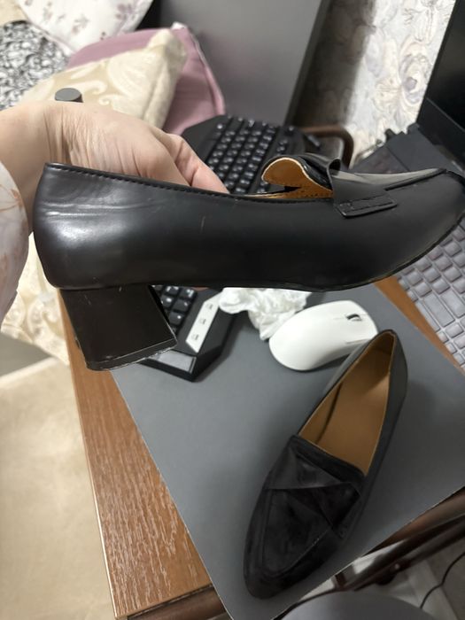 Аяқ киімдер киілген сатылады