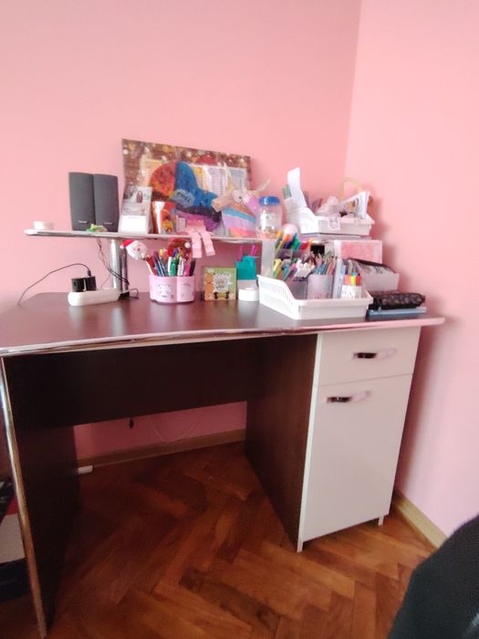 Vând birou gratis scaun !