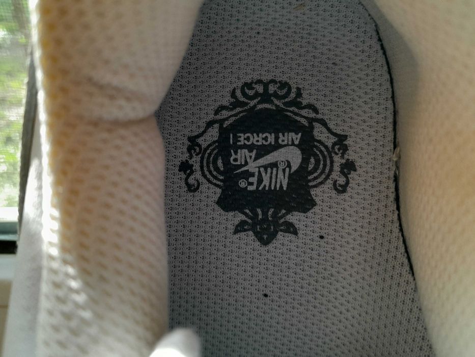 Продам кроссовки белые