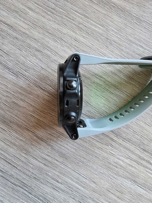 Продавам Garmin Fenix 5S Plus Sapphire Edition в добро състояние