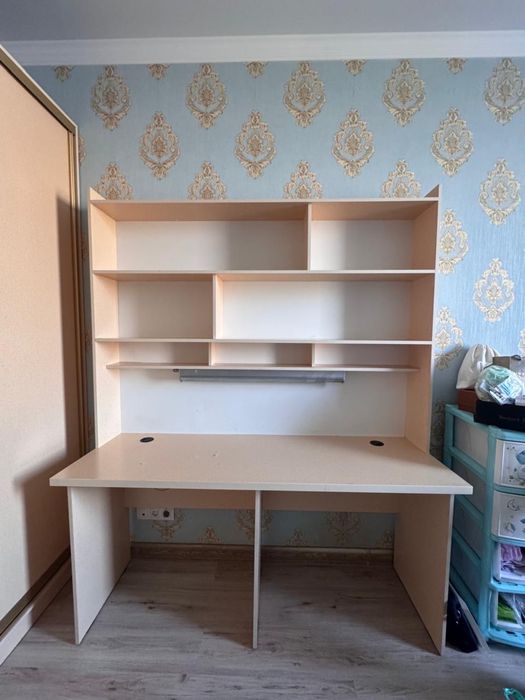 Письменный стол с надстройкой, полками