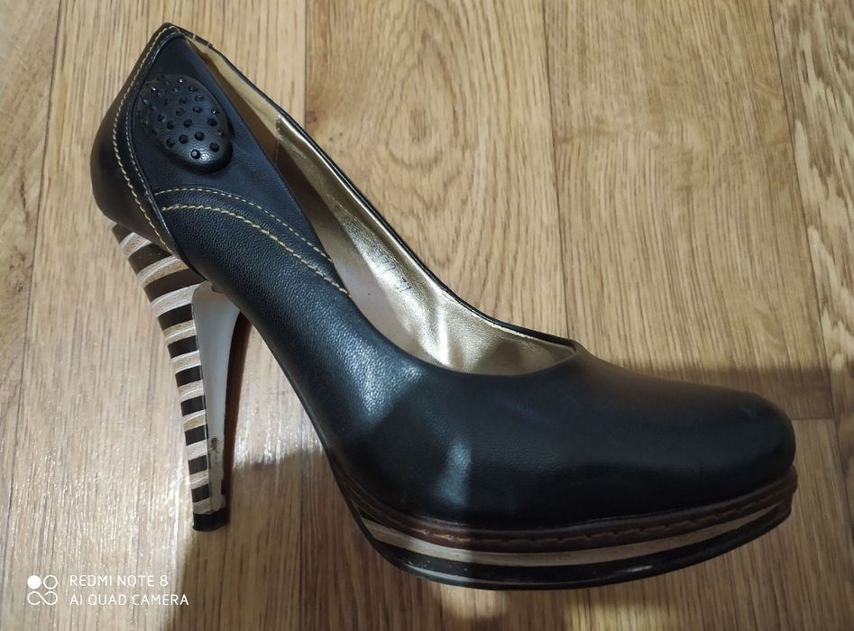 Продаю удобные 2 пары туфли