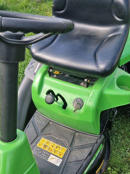 Tracroras tuns iarba, gazon