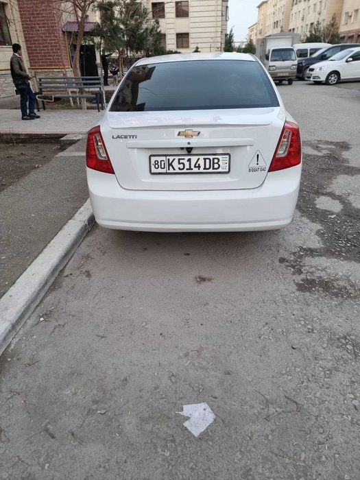 Lacetti Jentra srochno sotiladi