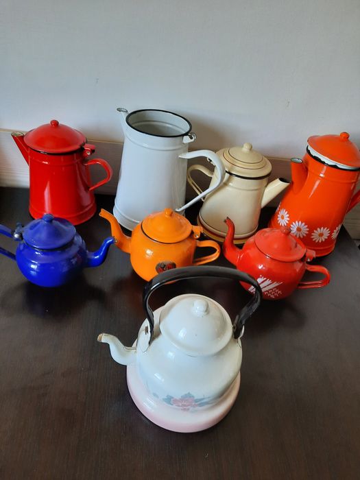 Set farfurii emailate, ibrice/ceainice vintage