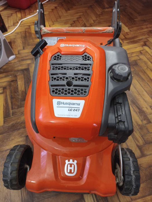 Vând mașina de tuns iarbă