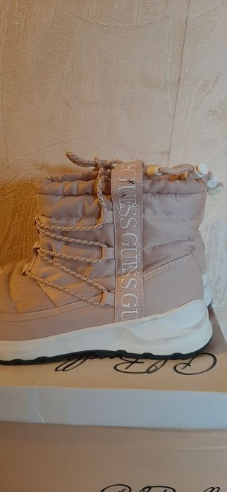 Нови апрески Guess