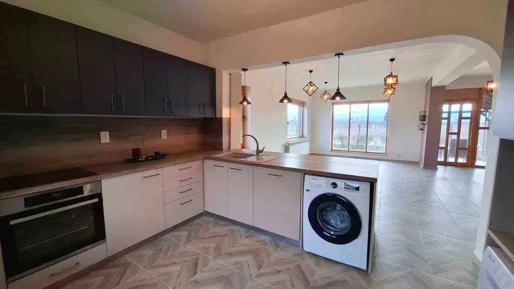 Двуетажна къща в Скутаре с гараж