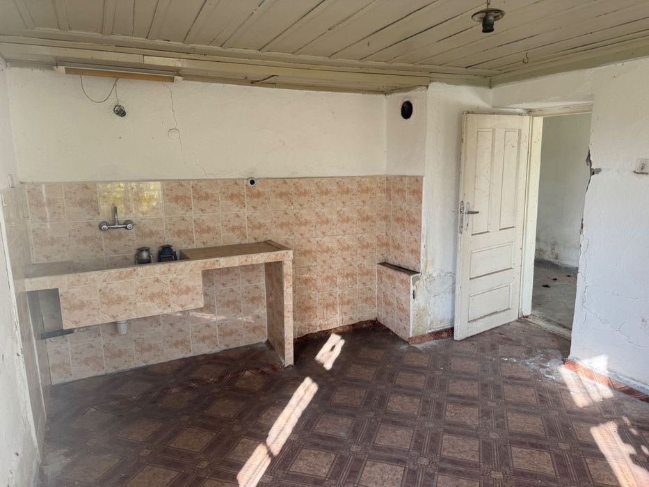 Двуетажна къща с голям двор и красива гледка