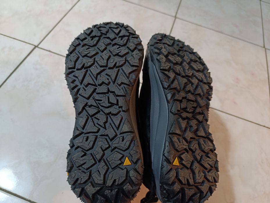 Продам кроссовки Humto