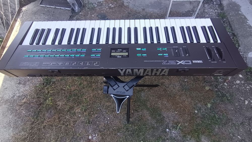 Vând Yamaha DX 27