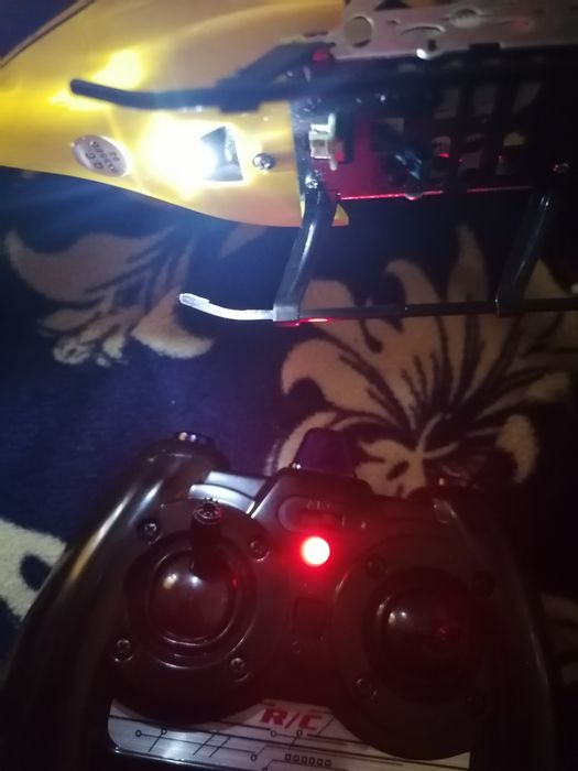 Вертолет на пульте работает