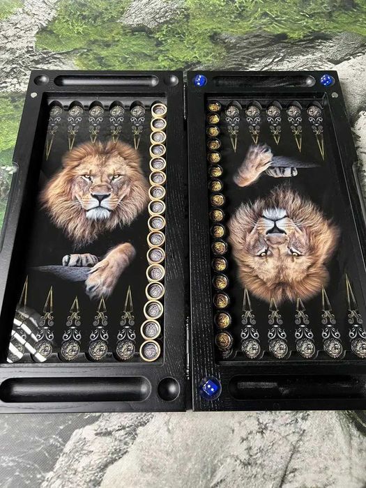 Луксозна дървена табла Ръчна изработка "Лъв" от ясенево дърво и стъкло