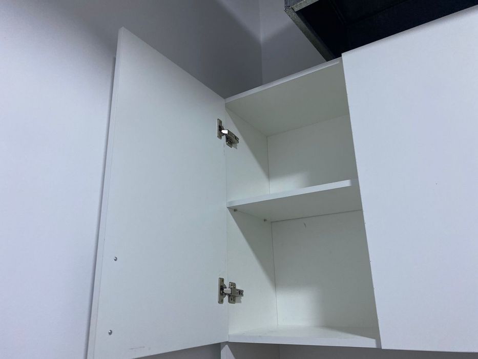 Кухонный шкаф и стол