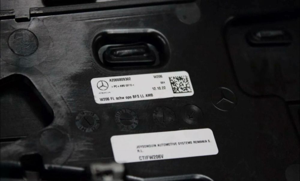 W206 табло черно дърво и черна конзола
