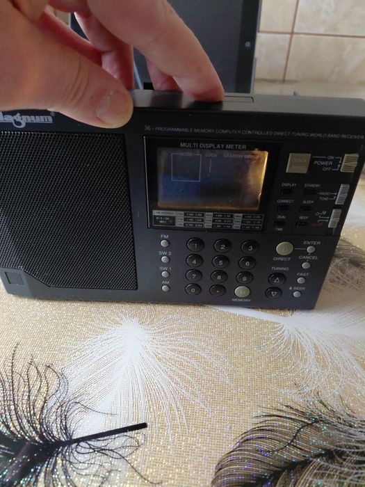 Vând radio cu baterii sau la curent Magnum