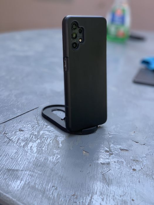 Vînd sau schind b pe ipone Telefonul este foarte bun bateria ține 7 8 ore telefonul vine cu o husa