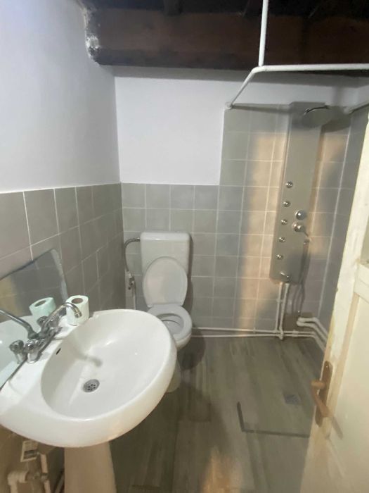 casa de inchiriat.posibil Cazare muncitori etc.