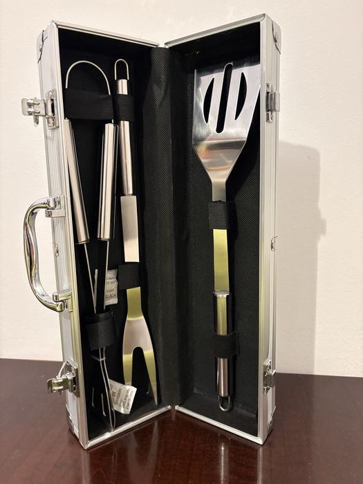 Set instumente  barbeque in cutie