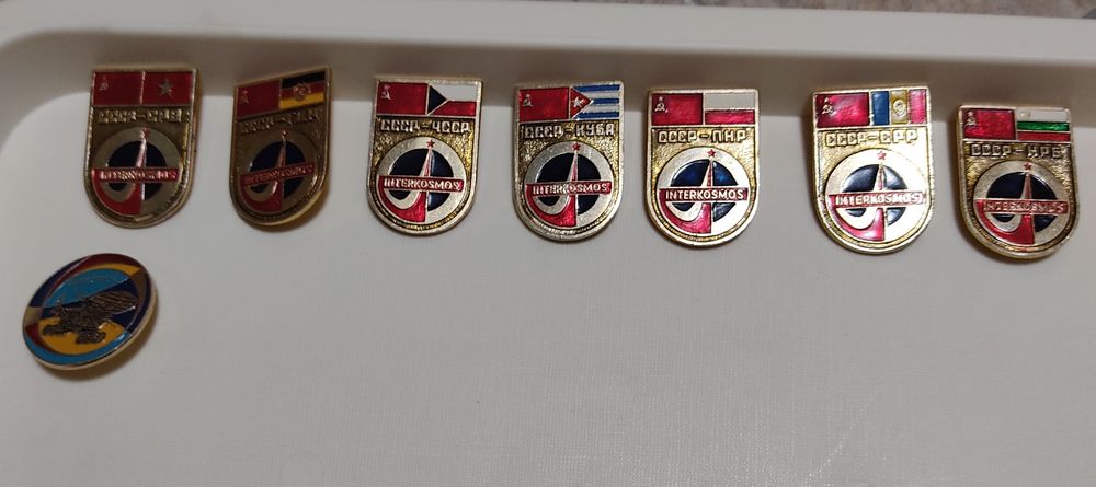 Продам значки разные