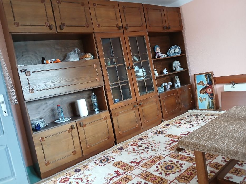 Vând casa la Capreni