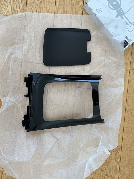 W206 табло черно дърво и черна конзола