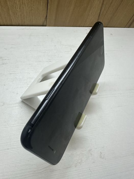 iPhone SE 64 GB Като Нов само за 125 евро