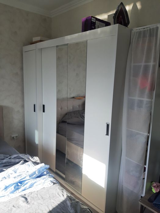 Se vinde dulap cu uși culisante