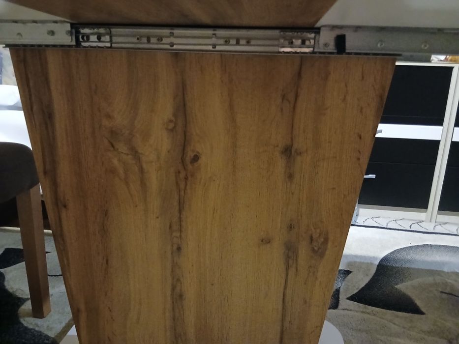 Чисто нова трапезна маса в отлично състояние