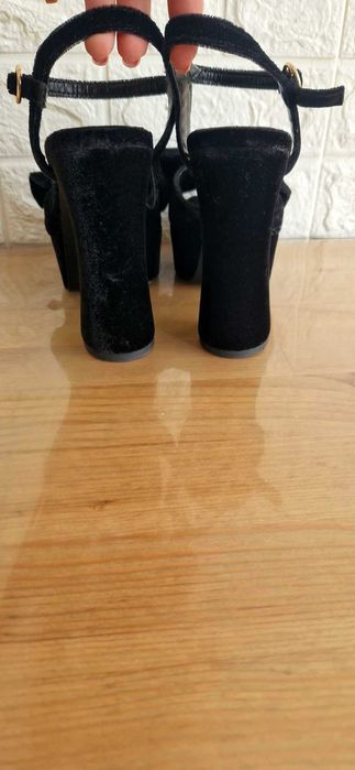 Sandale noi, aspect catifea River Island.