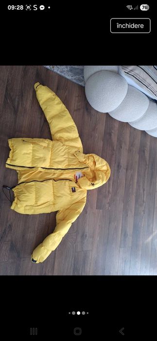 Geaca puffer Tommy  are defeect la maneci se vede in poza