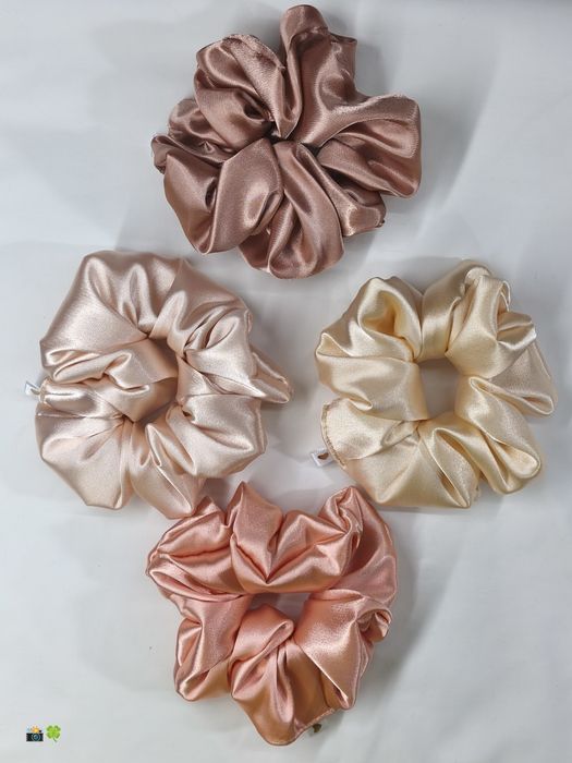 Скрънчи, дантела и сатен