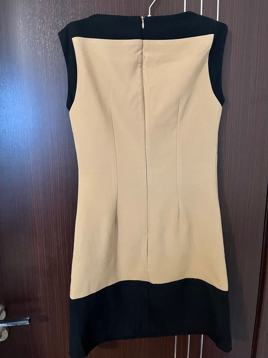 Рокля на марката Warehouse