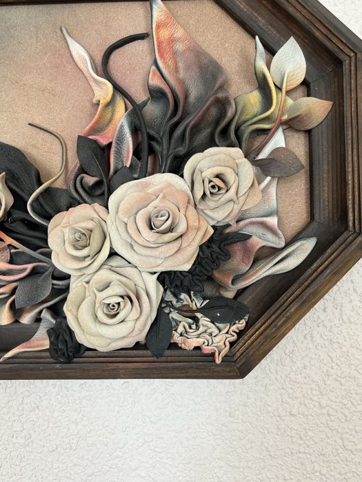 Картины из кожи в рамке