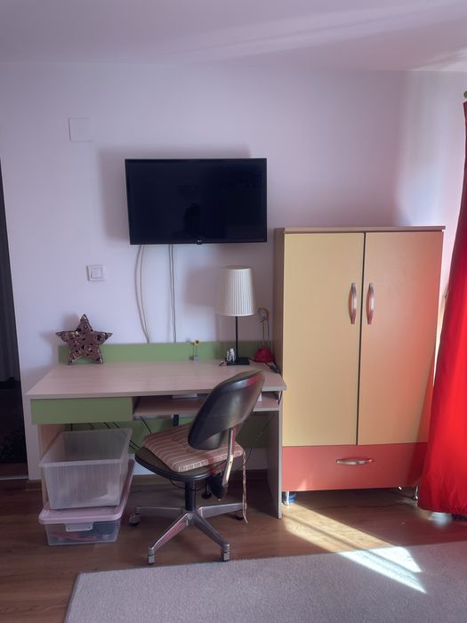 Cameră completă copii  – Pat, 2 Dulapuri, Birou, Corp depozitare + TV și Scaun CADOU