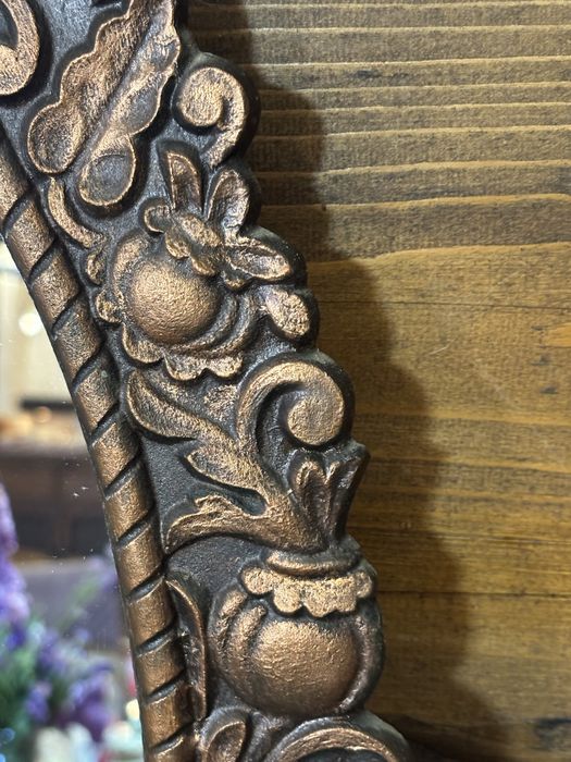 Старинно метално огледало с нарове