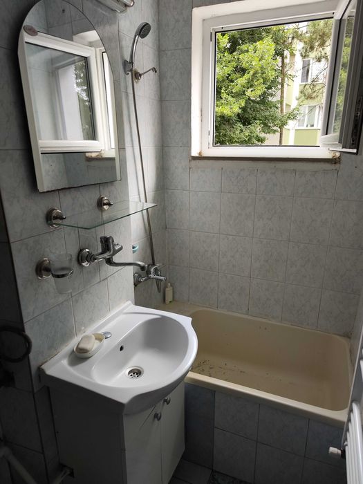 Dau în chirie apartament 2 camere semicentral