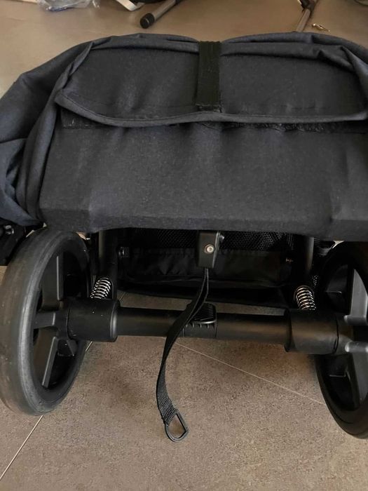 Продавам бебешка количка Cybex (тъмносиня, в отлично състояние)