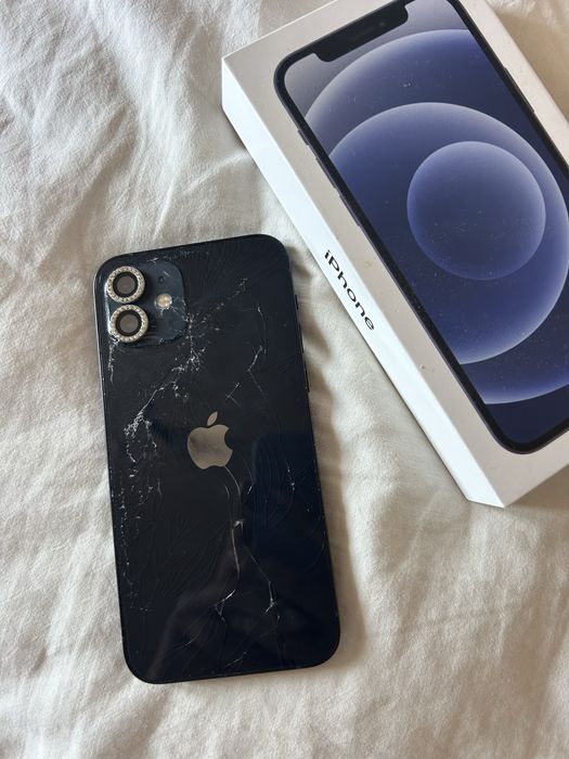 Iphone 12(с подарък калъфи и протектори за камерите)