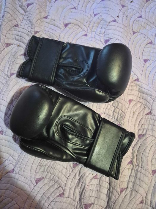 Vând mănuși Kingbox Stare foarte bună, folosite puțin. Fără rupturi sau defecte. Potrivite pentru box/kickbox.