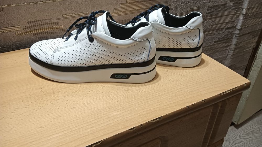 Продам кроссовки за 15000т.