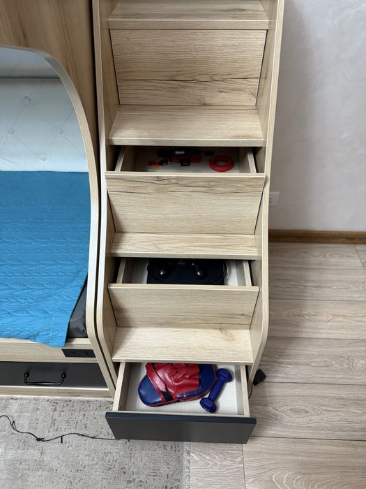 Продам двухъярусную кровать