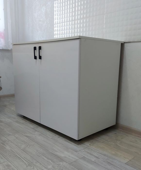 Белый кухонный шкаф