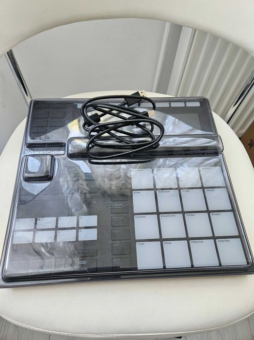 Native Instruments Maschine MK3 cu Decksaver