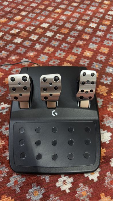 Продам игровой контроллер (руль) Logitech G923