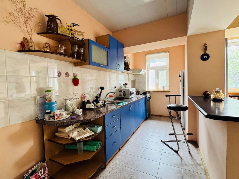 Квартира на метро Космонавт Спец план  2/2/8 общ пл 80м с обстановкой