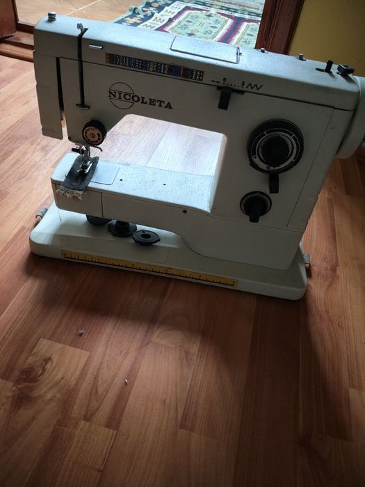 Mașină de cusut electrică