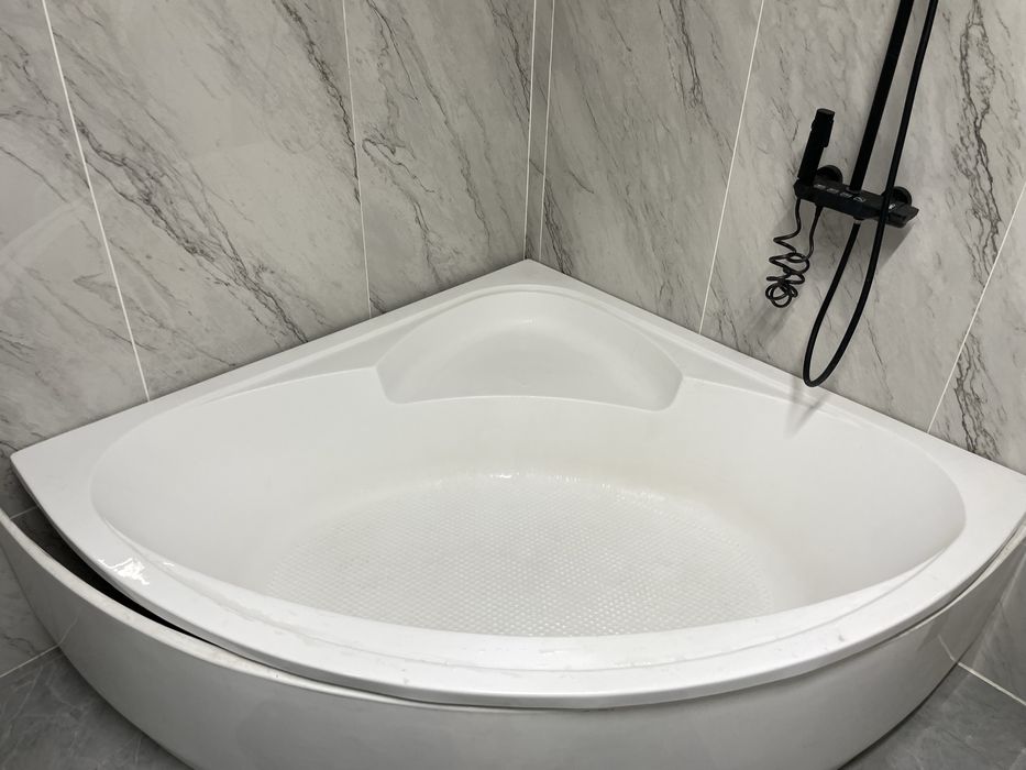 Продам Ванну Бу 150~150 еще новый