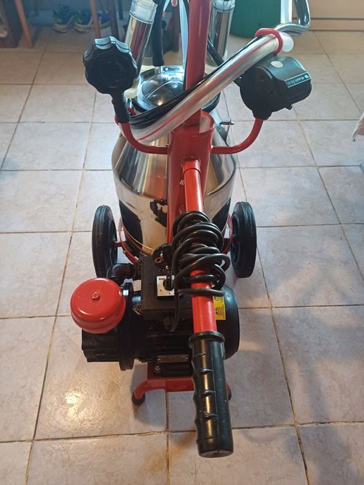 Vând aparat de muls vaci